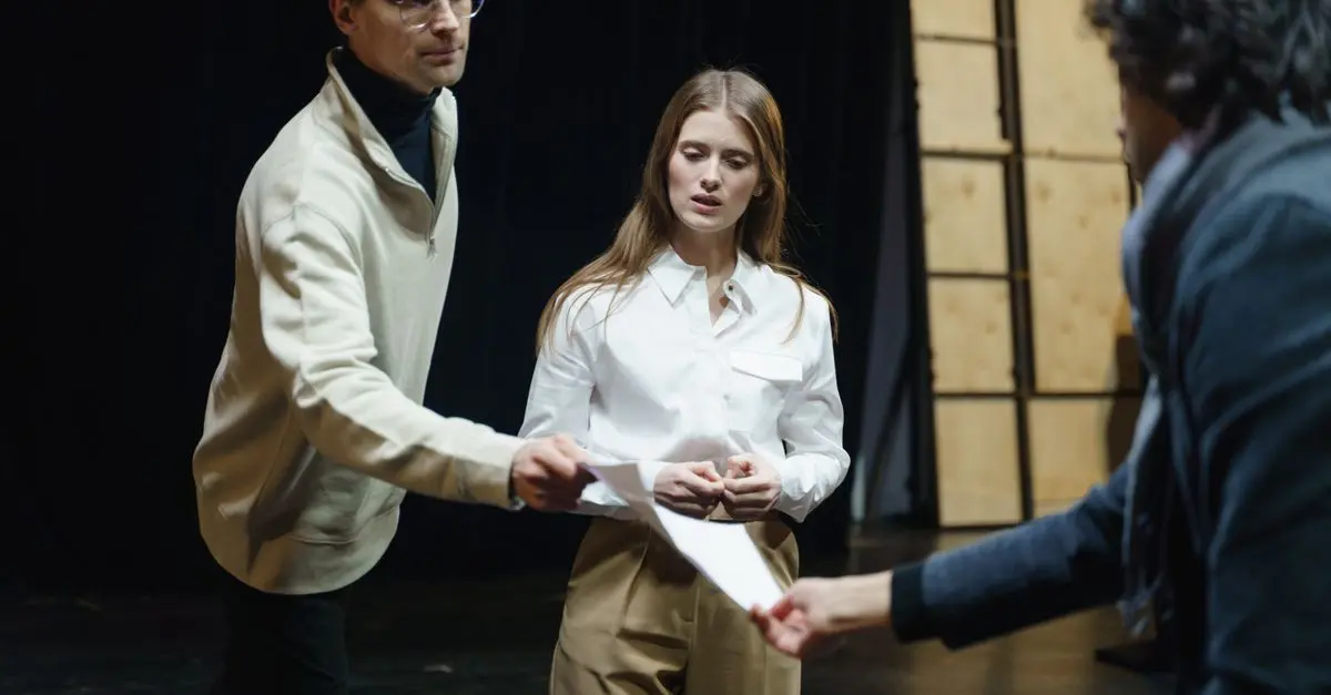 Najlepsze spektakle komediowe – przewodnik po teatrze